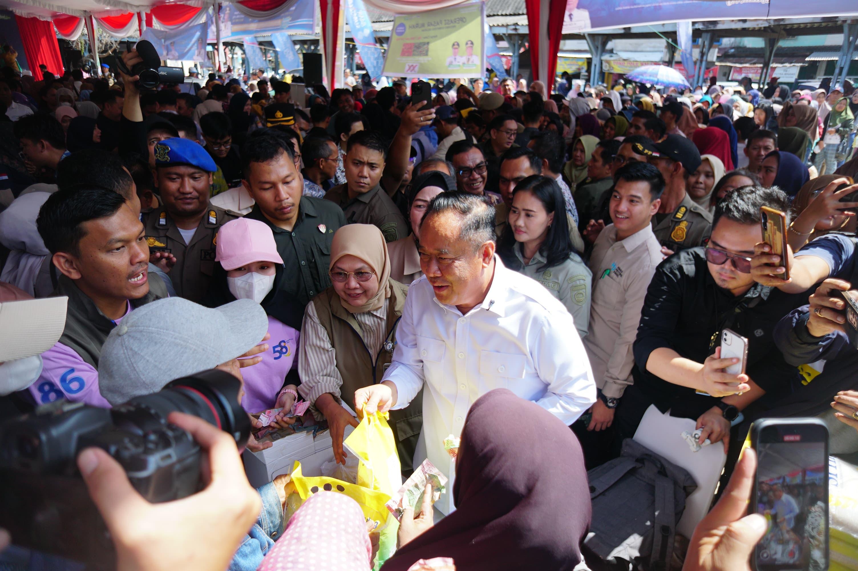 Wagub Cik Ujang Buka Operasi Pasar Murah, Tegaskan Komitmen Pemerintah Kendalikan Harga Pangan