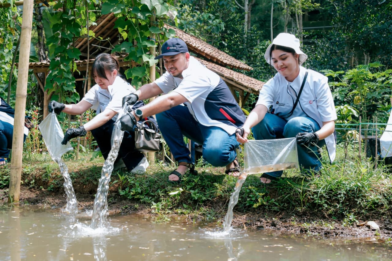 Employee Volunteering MIND ID Hadirkan Ekosistem Ekonomi Sirkular Bagi Desa Ciderum