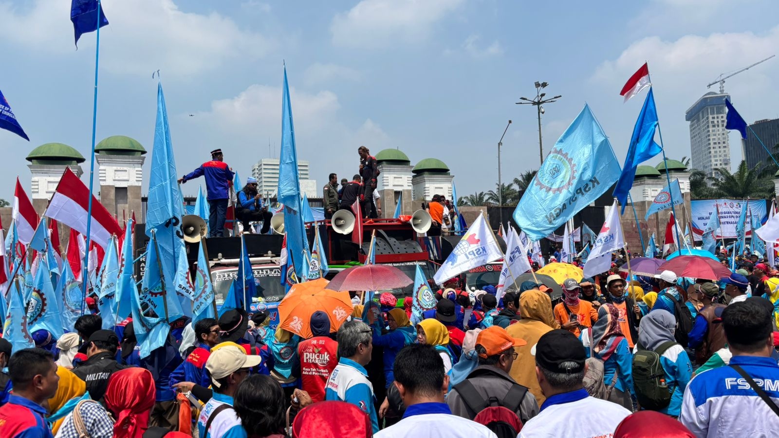 Massa Buruh Datangi Gedung DPR, Tuntut UU Ketenagakerjaan Tanpa Outsourcing