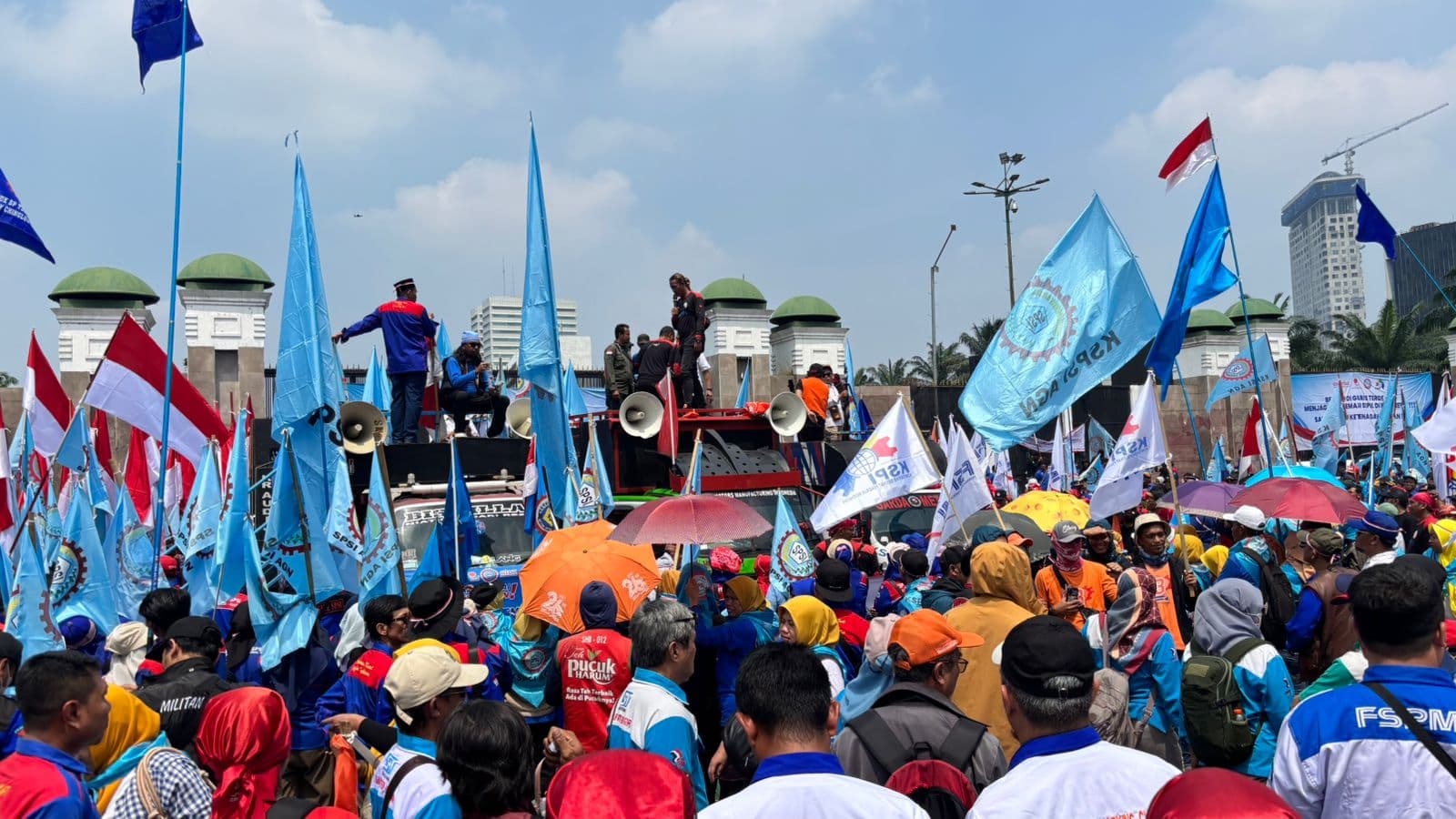 Massa Buruh Datangi Gedung DPR, Tuntut UU Ketenagakerjaan Tanpa Outsourcing