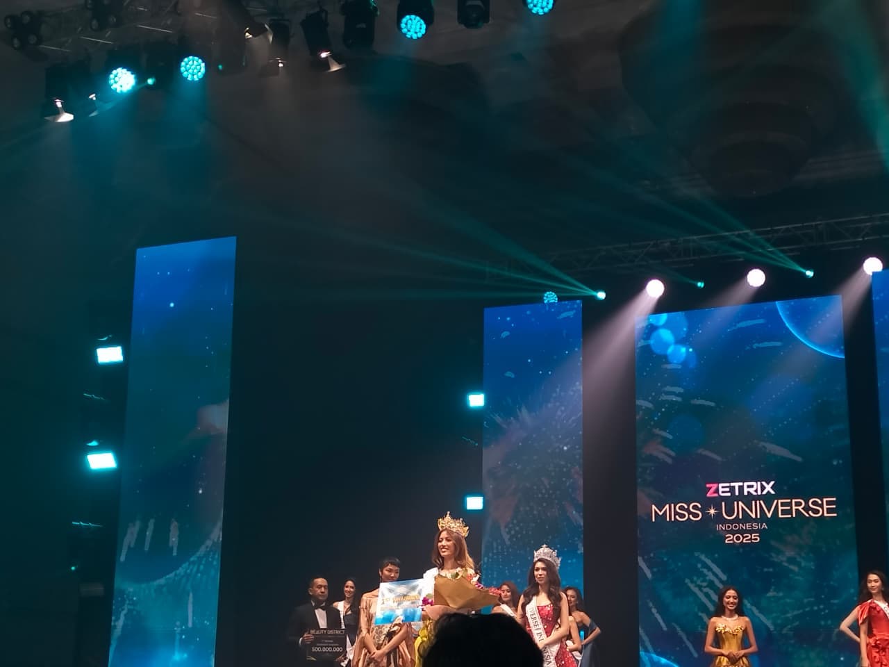 Sanly Liu Sabet Gelar Miss Universe Indonesia 2025, Kirana Larasati di Peringkat 3