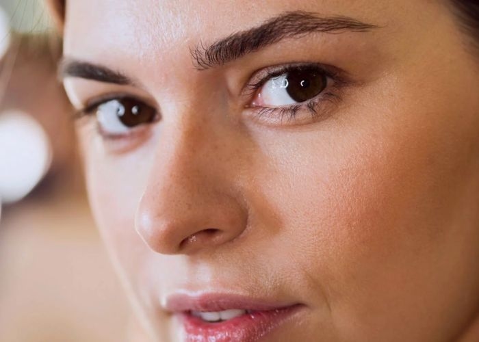 Apa Makna Tersembunyi di Balik Mengangkat Satu Alis Saat Berbicara? Ini Kata Para Ahli Bahasa Tubuh