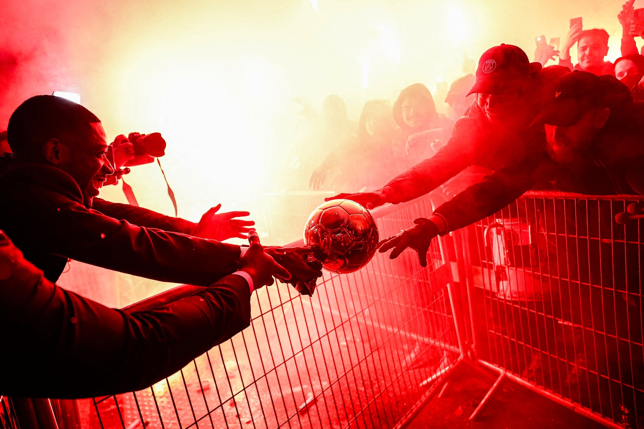 Kembang Api dan Yel-Yel Sambut Ousmane Dembele di Luar Theatre Du Chatelet Usai Malam Ballon D'Or