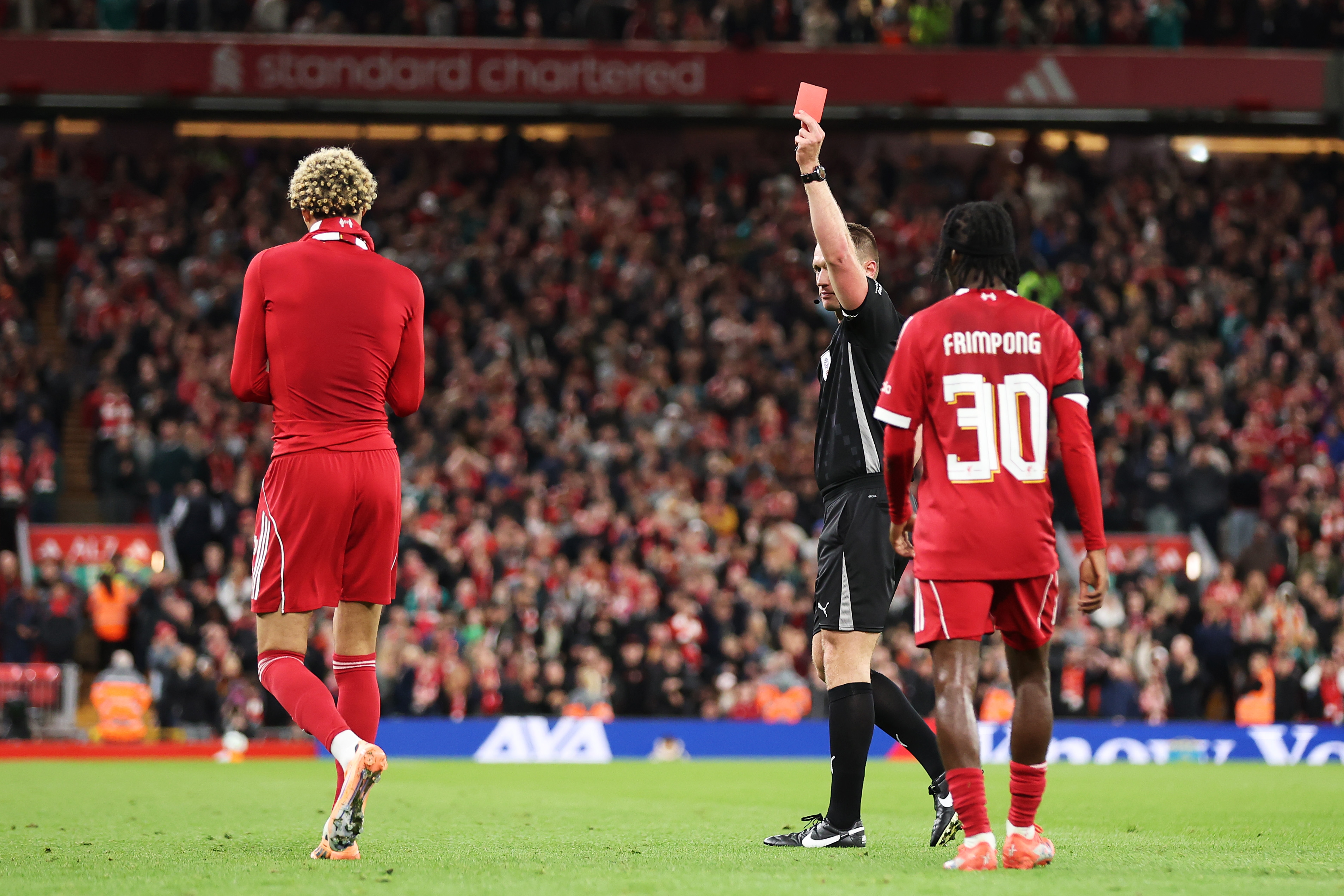 Hugo Ekitike Dikartumerah karena Selebrasi Buka Jersey, Arne Slot Sebut 'Bodoh'