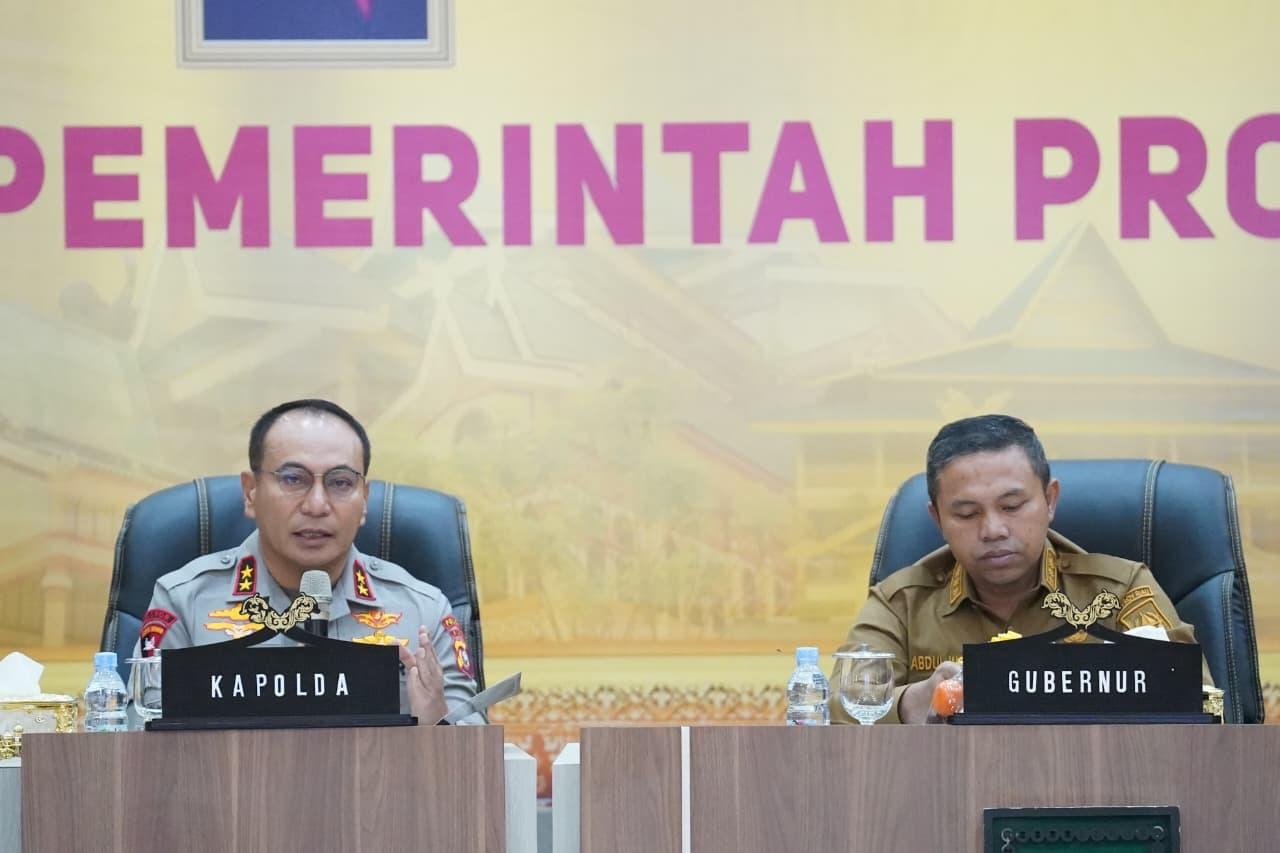 Lewat Pendistribusian Plang Larangan, Riau Perkuat Komitmen Pencegahan Kebakaran Hutan dan Lahan