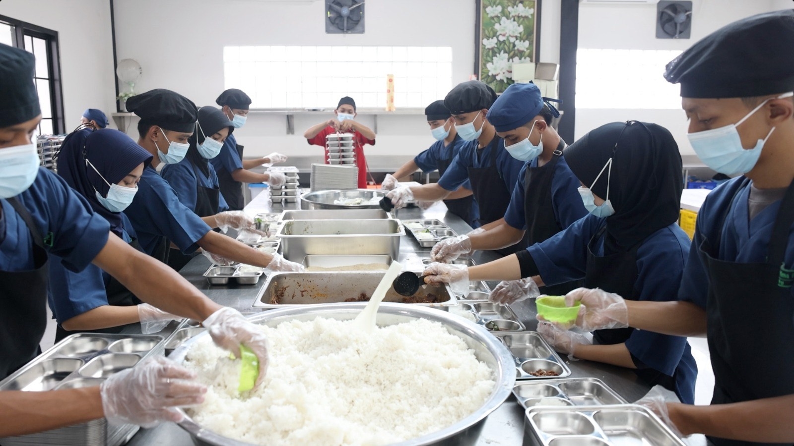 IRT Asal Ciomas Bersyukur Bisa Kerja di Dapur SPPG Cijayanti di Usia 53 Tahun