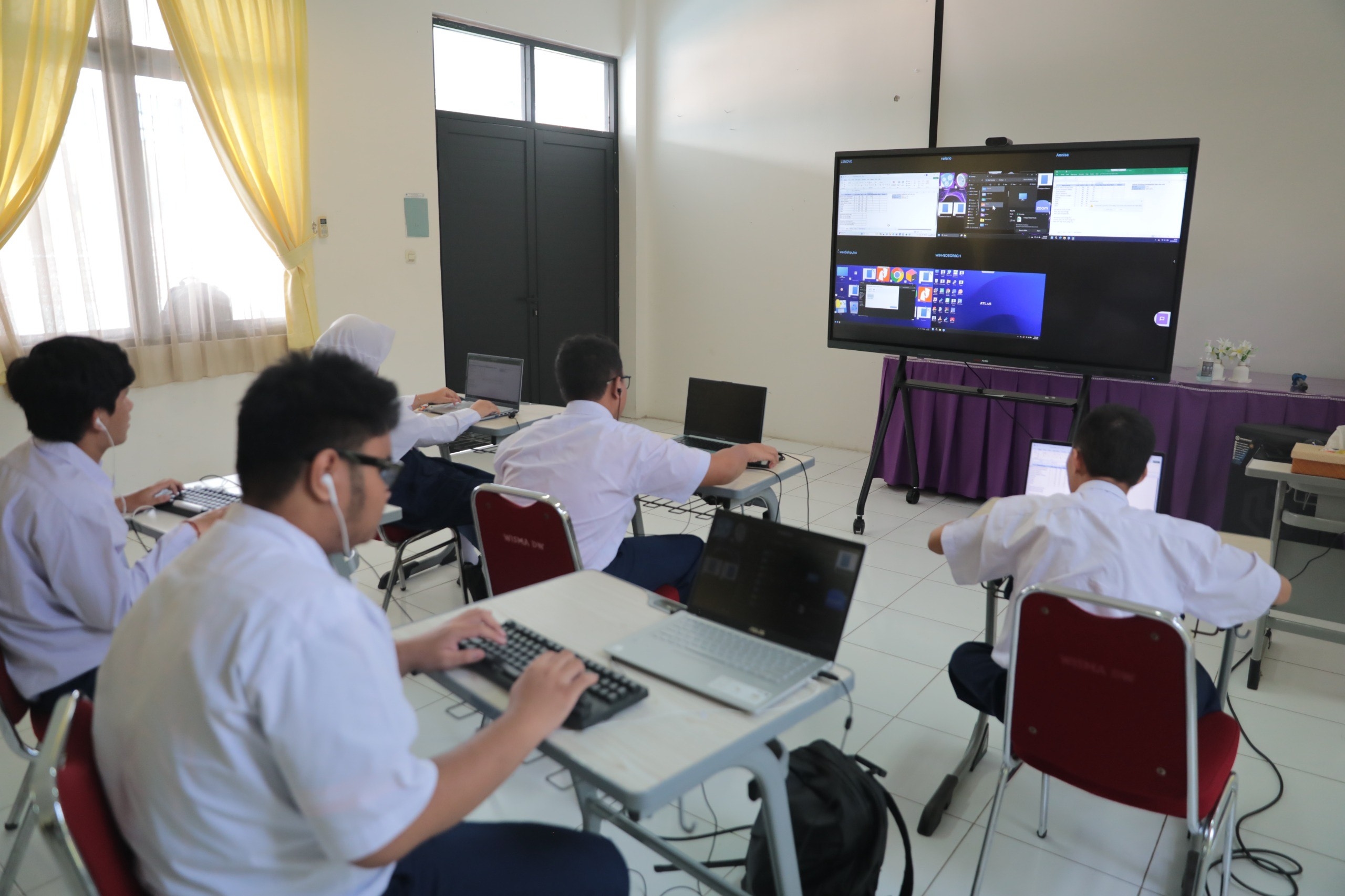Guru SLB Terkesan dengan Smart Board dari Pemerintah, Memudahkan Monitoring Siswa