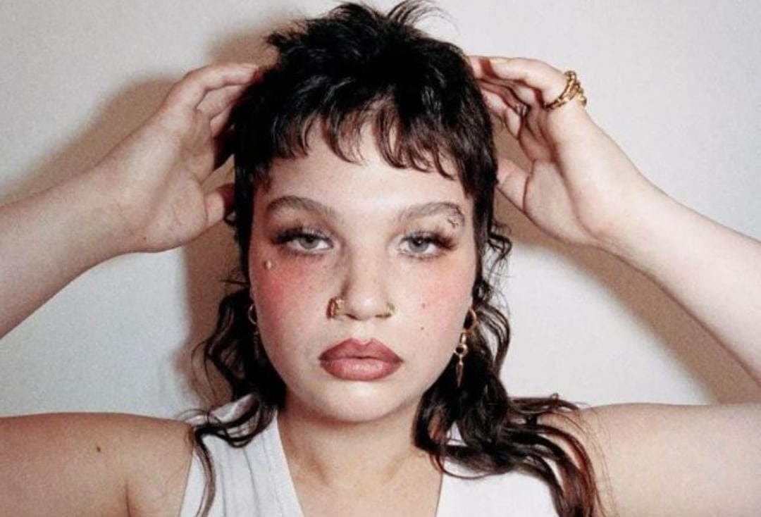 Lirik Lagu Messy – Lola Young, Beserta Makna dan Terjemahannya