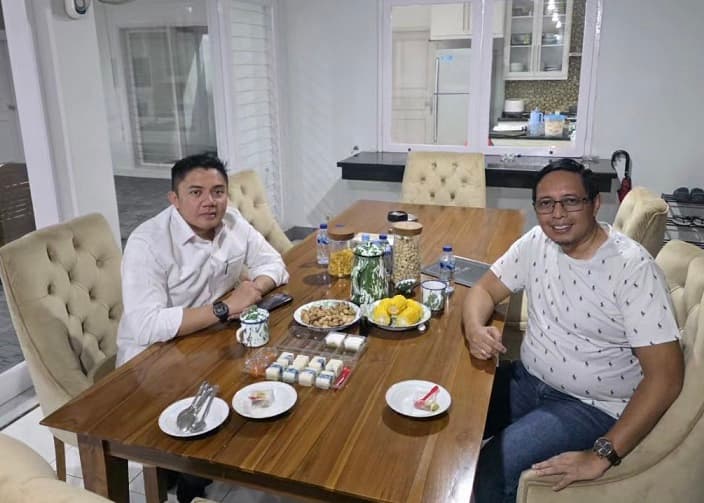 Seskab Teddy Sambangi Hasan Nasbi: Ada Obrolan Serius Juga yang Penuh Tawa