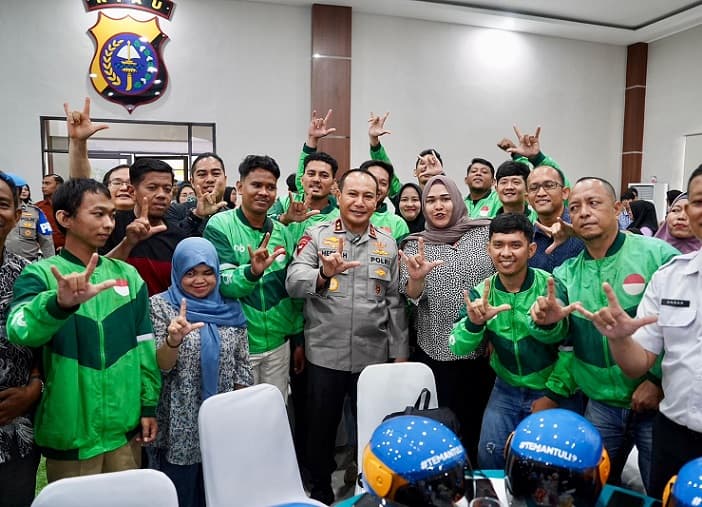 Serahkan Bantuan Helm Disabilitas, Kapolda Riau Dorong Keselamatan Inklusif dan Lalu Lintas Ramah Lingkungan
