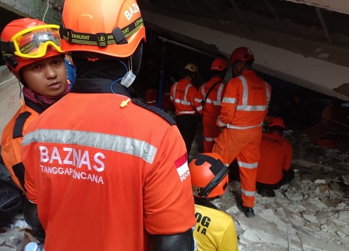 Baznas Salurkan Bantuan dan Tim Evakuasi di Ponpes Al Khoziny yang Ambruk