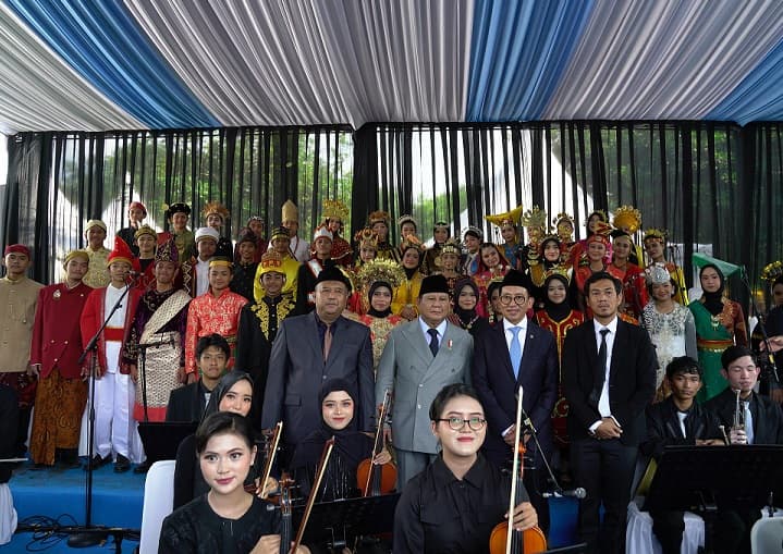 Beri Apresiasi, Presiden Prabowo Sempatkan Foto Bersama Tim Paduan Suara Upacara Hari Kesaktian Pancasila