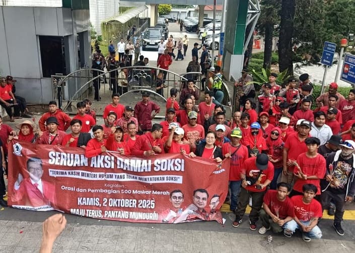 Apresiasi Keputusan Pemerintah, Kader SOKSI Bagikan Ratusan Mawar Merah di Depan Kantor Menteri Hukum