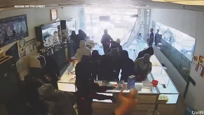 Mirip Adegan Film! 23 Perampok Bertopeng Bobol Toko Perhiasan Mewah di Tengah Siang Bolong