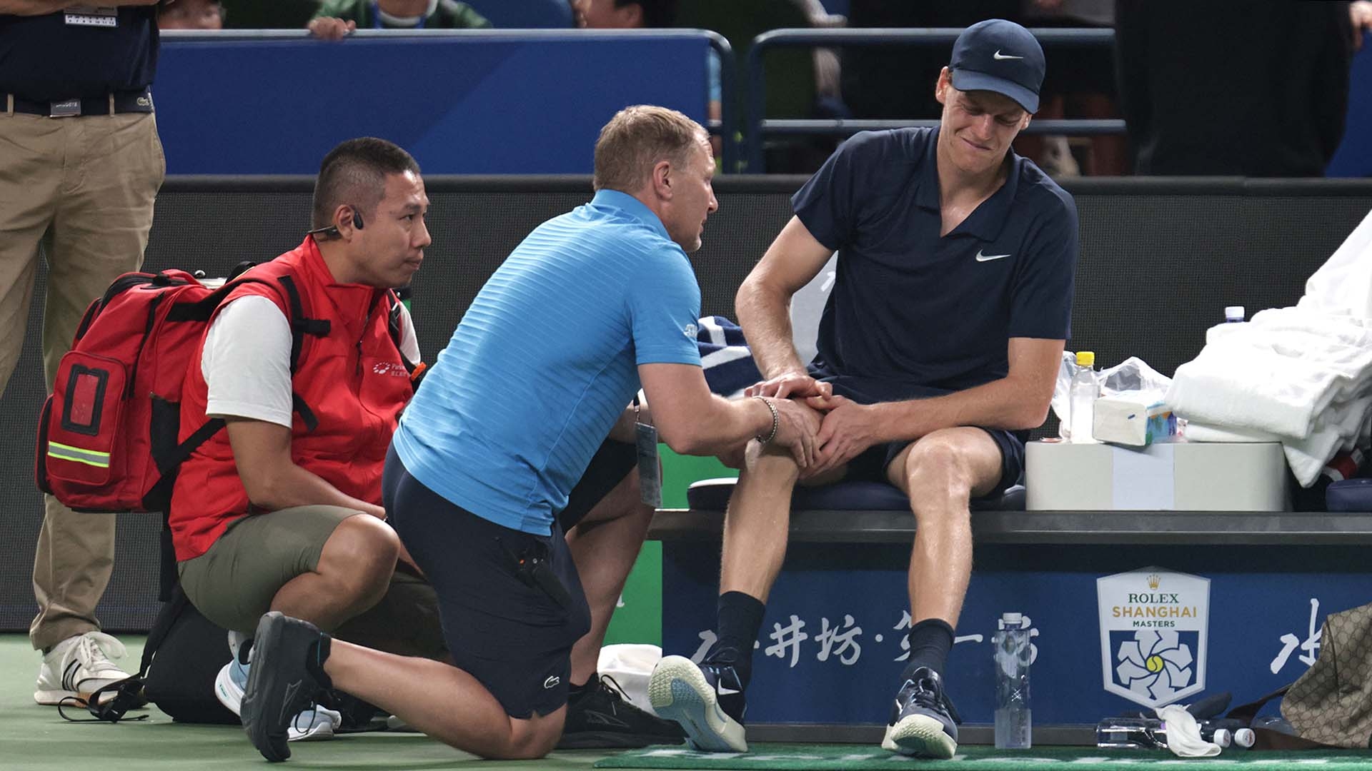 Shanghai Masters: Jannik Sinner Tumbang Karena Kram, Djokovic Buka Peluang Rebut Gelar Kelima