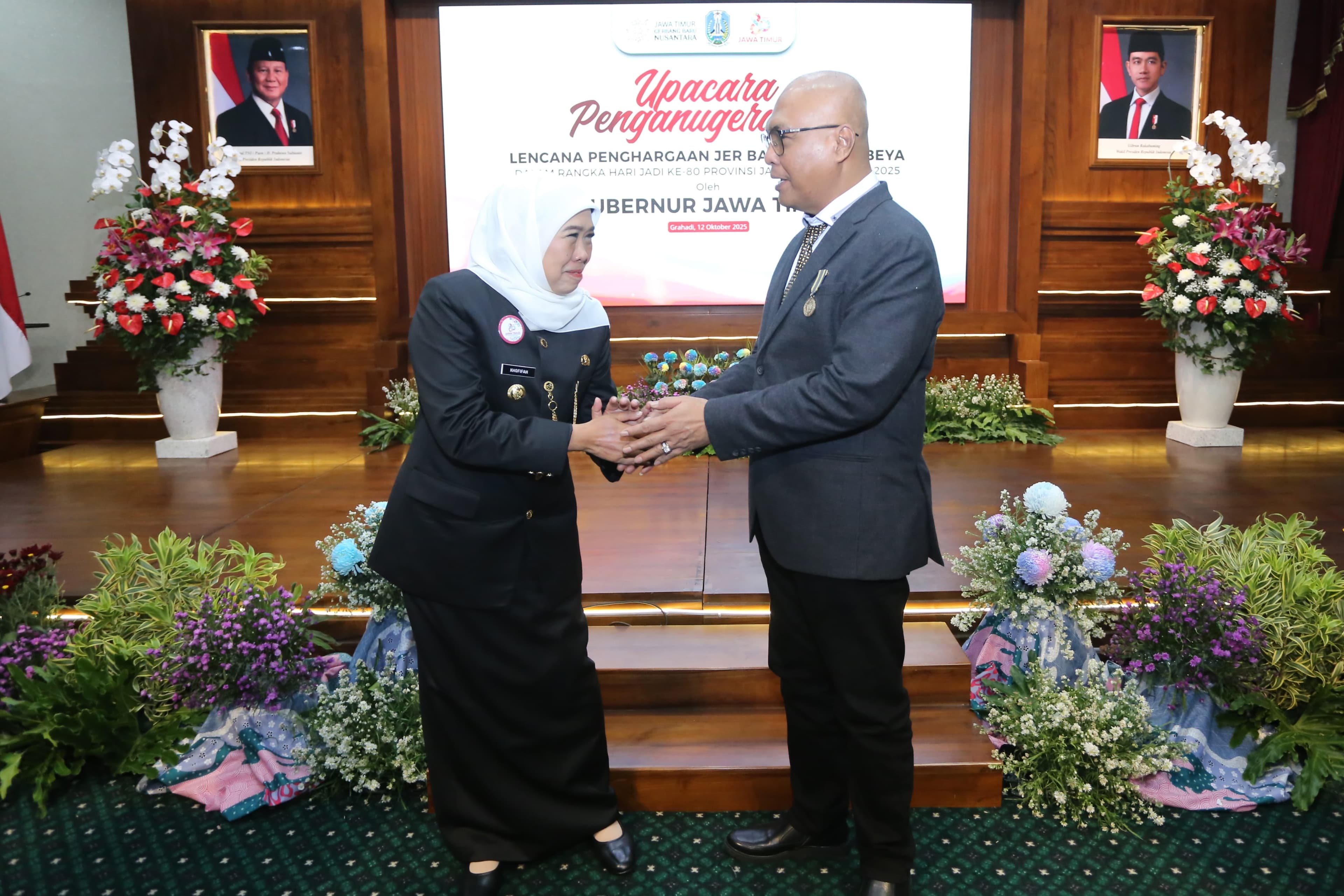 Ketum PWI Pusat Terima Lencana Kehormatan 'Jer Basuki Mawa Beya' dari Gubernur Jatim