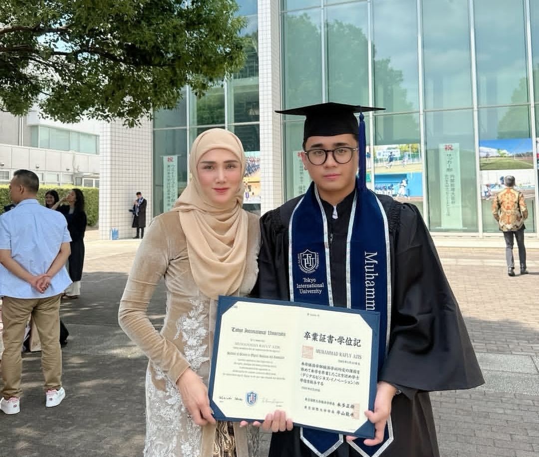 Mulan Jameela Bahagia Putranya, Rafli Aziz, Resmi Lulus Kuliah dengan Gelar Bachelor of Science