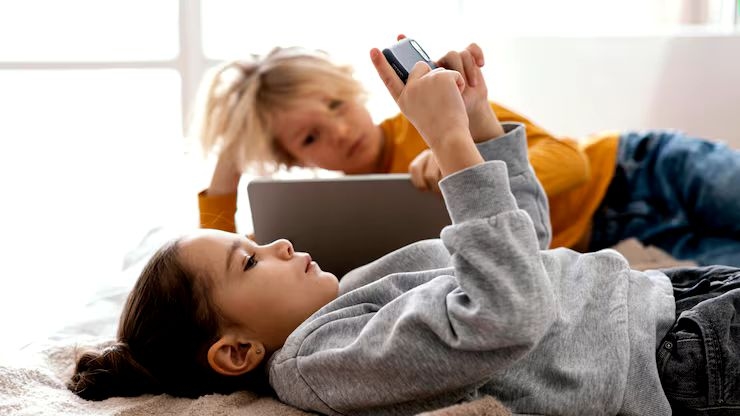 7 Cara Aman Mengenalkan Gadget pada Anak di Era Digital