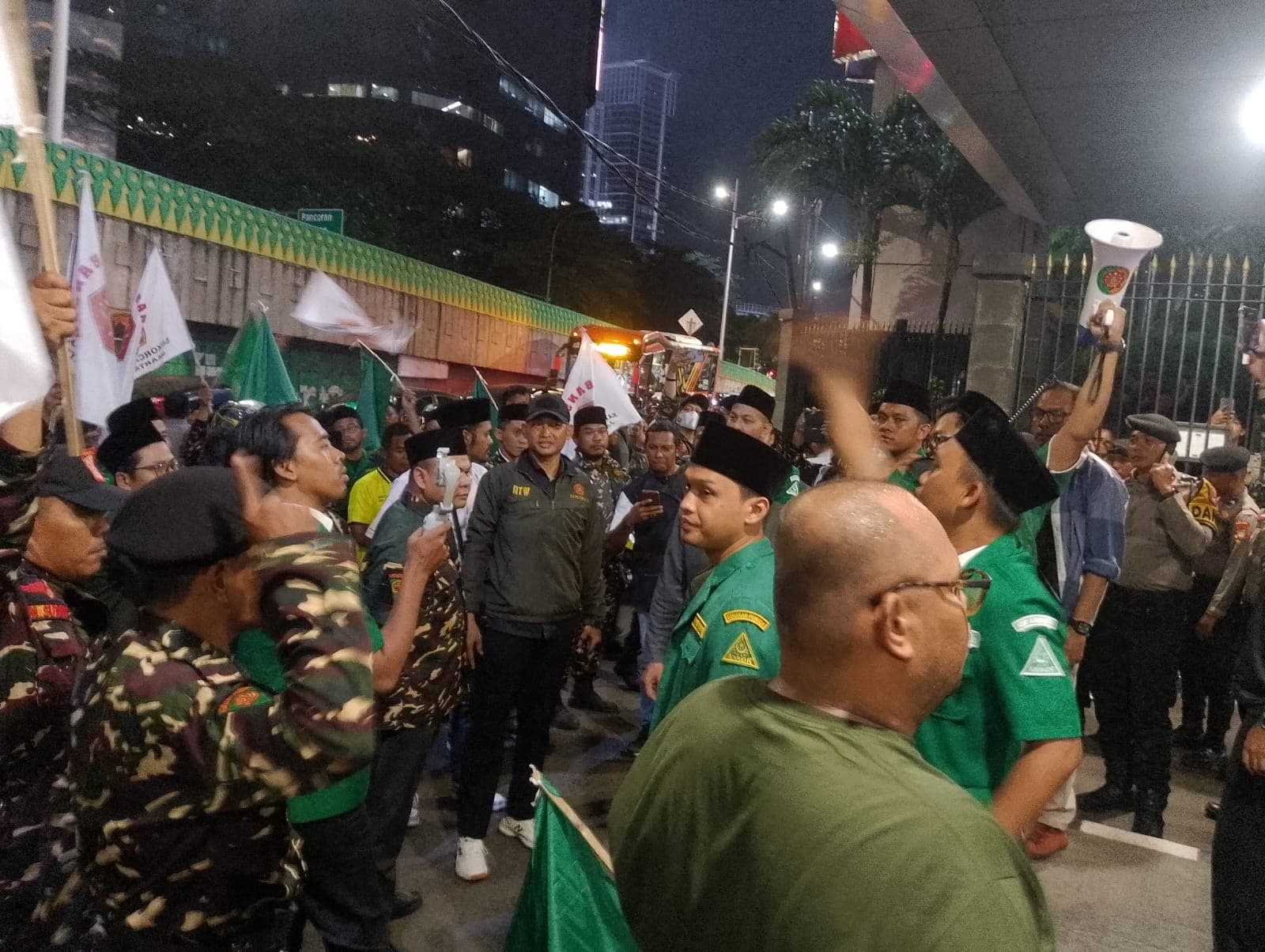 Banser DKI Geruduk Kantor Trans7, Desak Cabut Izin Siar dan Boikot Produk CT Corp