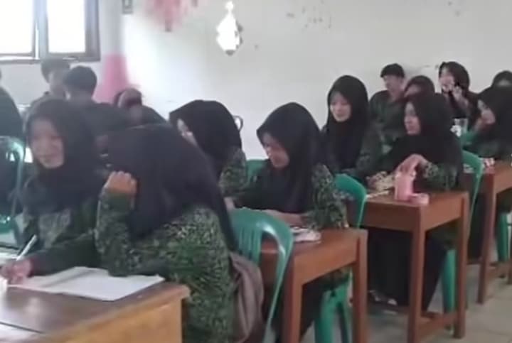 Hukum Bolos Sekolah Demi Membela Temannya yang Dihukum Pihak Sekolah
