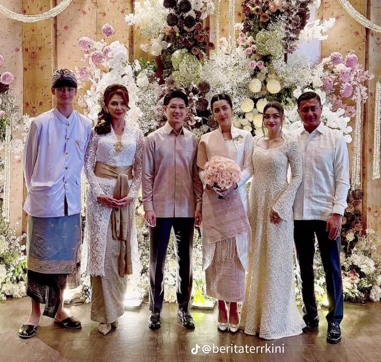 Tangis Haru Tamara Bleszynski Saat Teuku Rassya Resmi Lamar Cleantha Islan