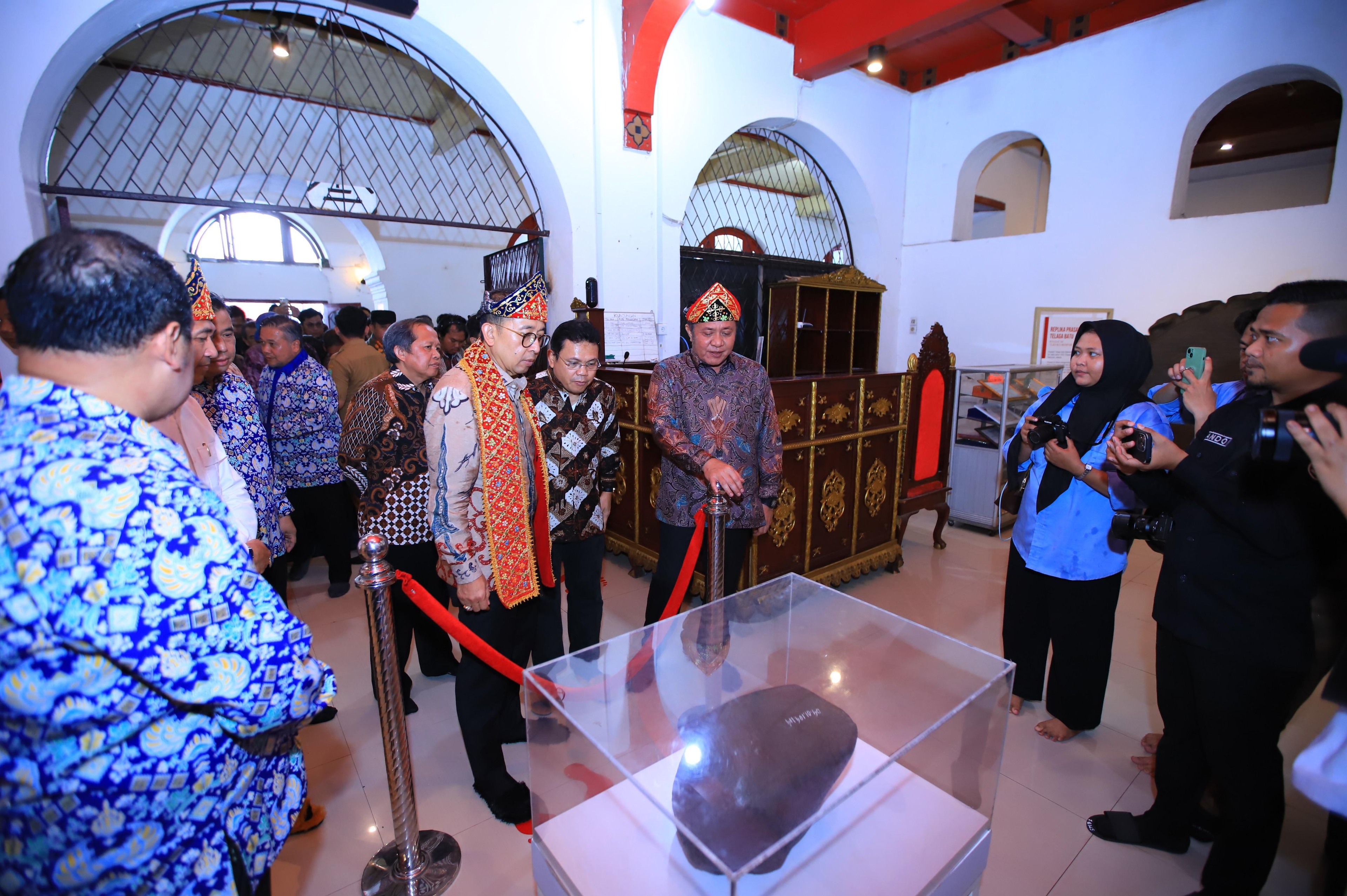 Gubernur Herman Deru Dampingi Menteri Kebudayaan Fadli Zon, Buka Pameran Perangko Pendiri Bangsa di Palembang