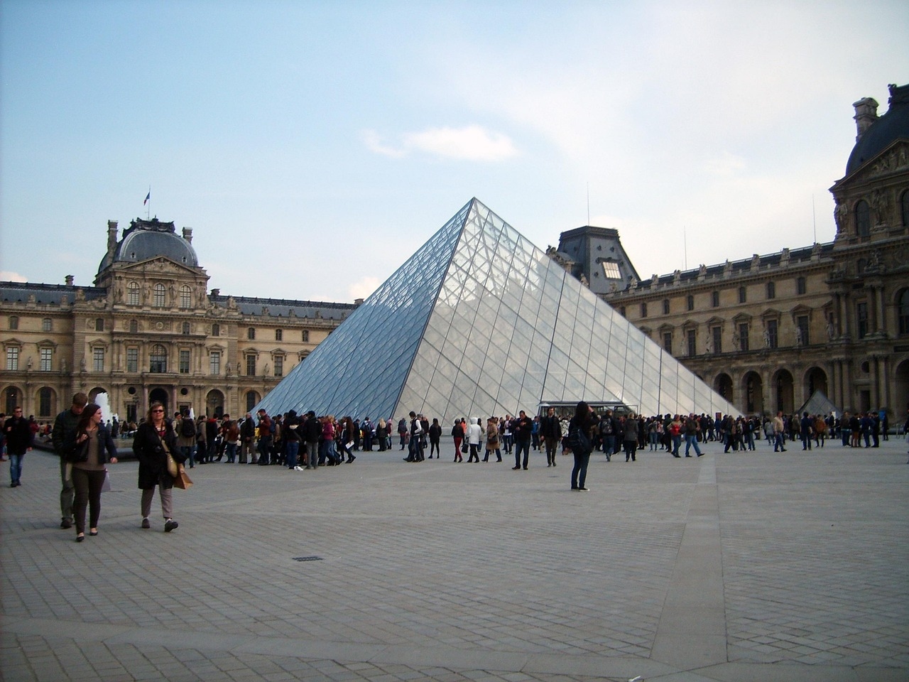 Perempuan 38 Tahun Dijerat Kasus Pencurian Perhiasan €88 Juta di Museum Louvre Paris