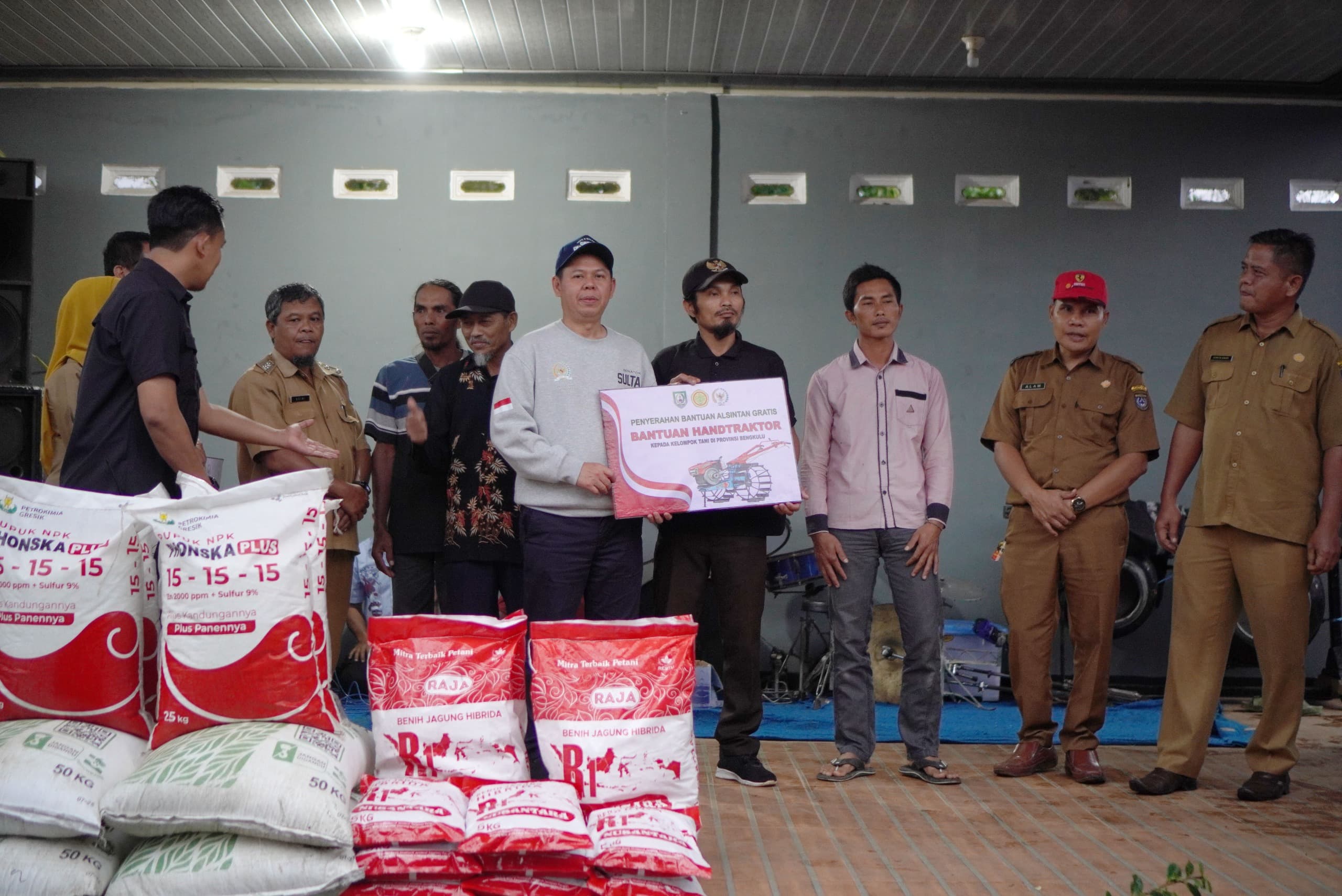 Senator Peduli Ketahanan Pangan: Ketua DPD RI Serahkan Bantuan Alsintan dan Benih Jagung di Kecamatan Padang Jaya