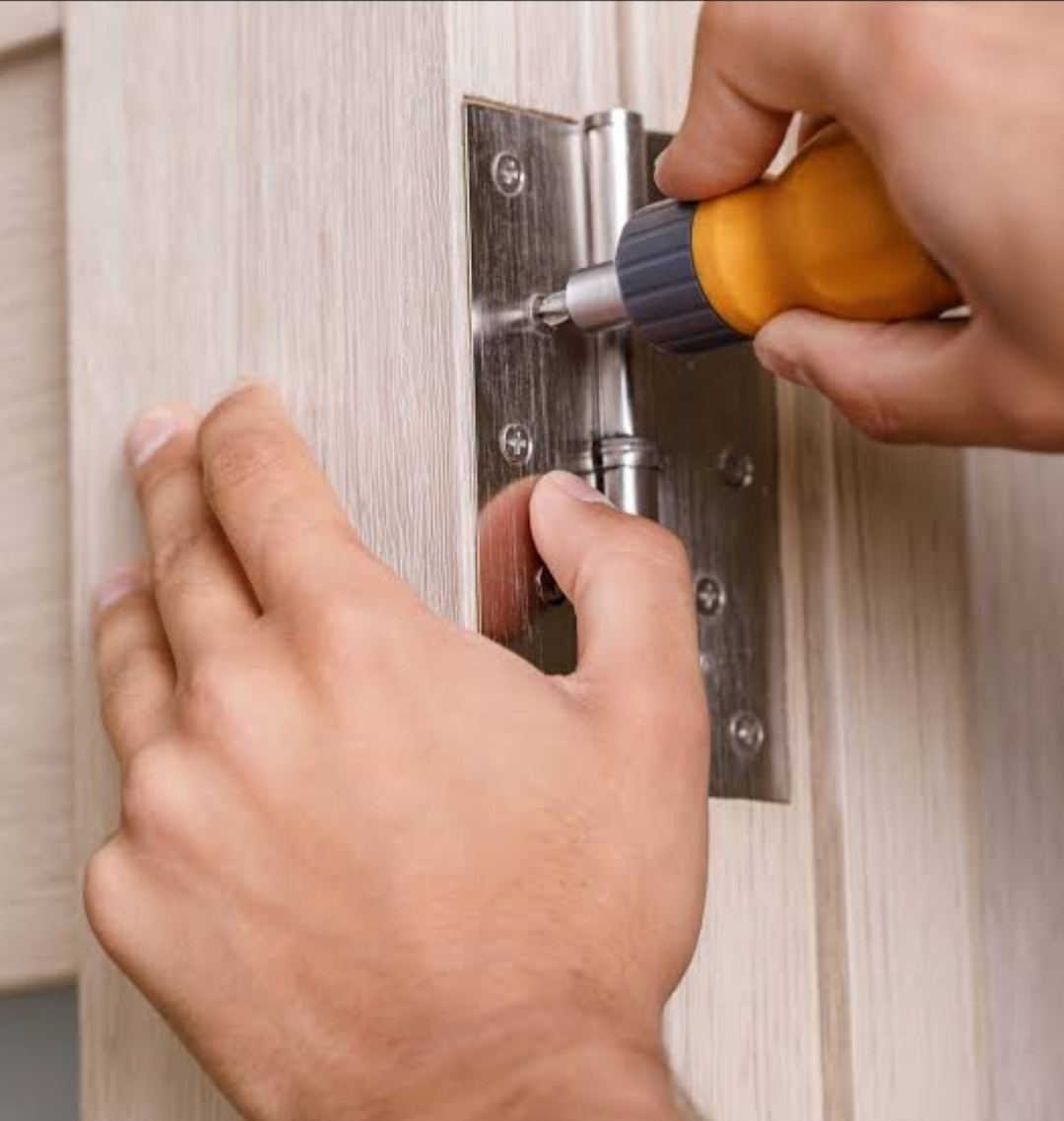 Cara Mengatasi Engsel Pintu yang Berbunyi