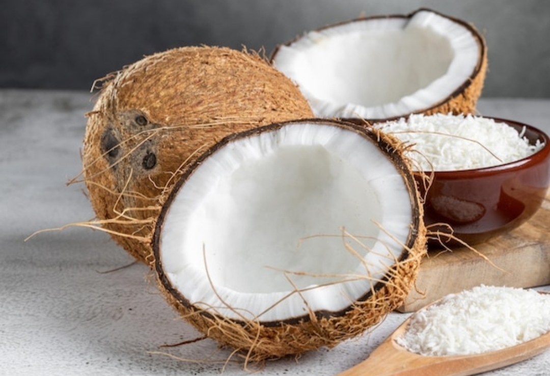 5 Cara Mudah Memarut Kelapa Tanpa Parutan, Tetap Halus dan Segar!