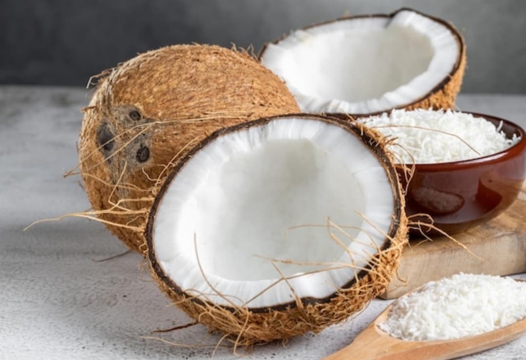 5 Cara Mudah Memarut Kelapa Tanpa Parutan, Tetap Halus dan Segar!