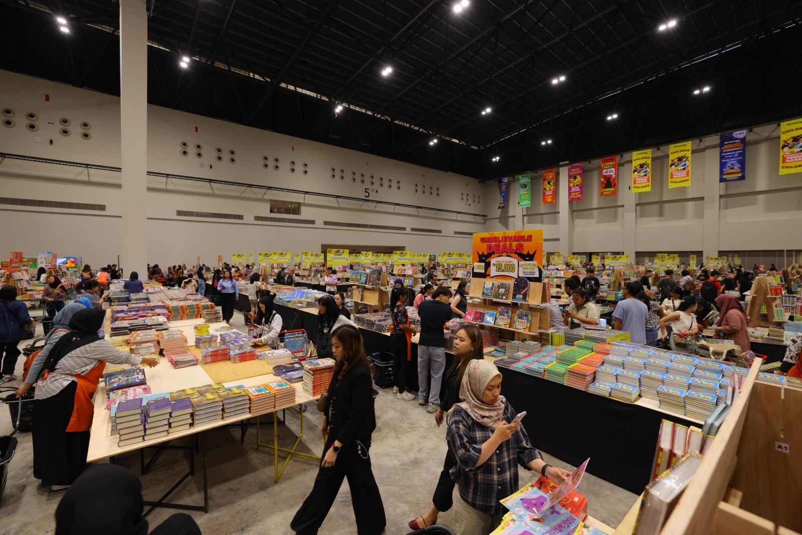 Belanja Buku Sambil Liburan, Pengunjung Nikmati Serunya Big Bad Wolf 2025 di NICE PIK2