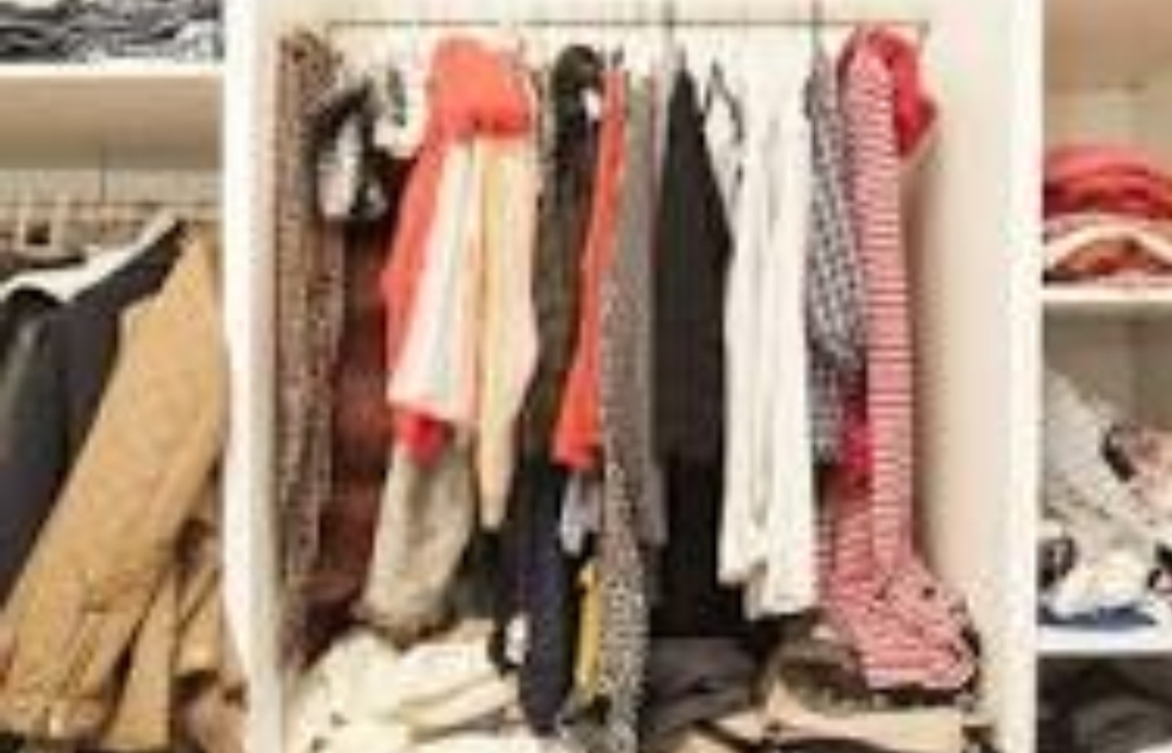 5 Cara Efektif Menghilangkan Bau Apek di Lemari Pakaian
