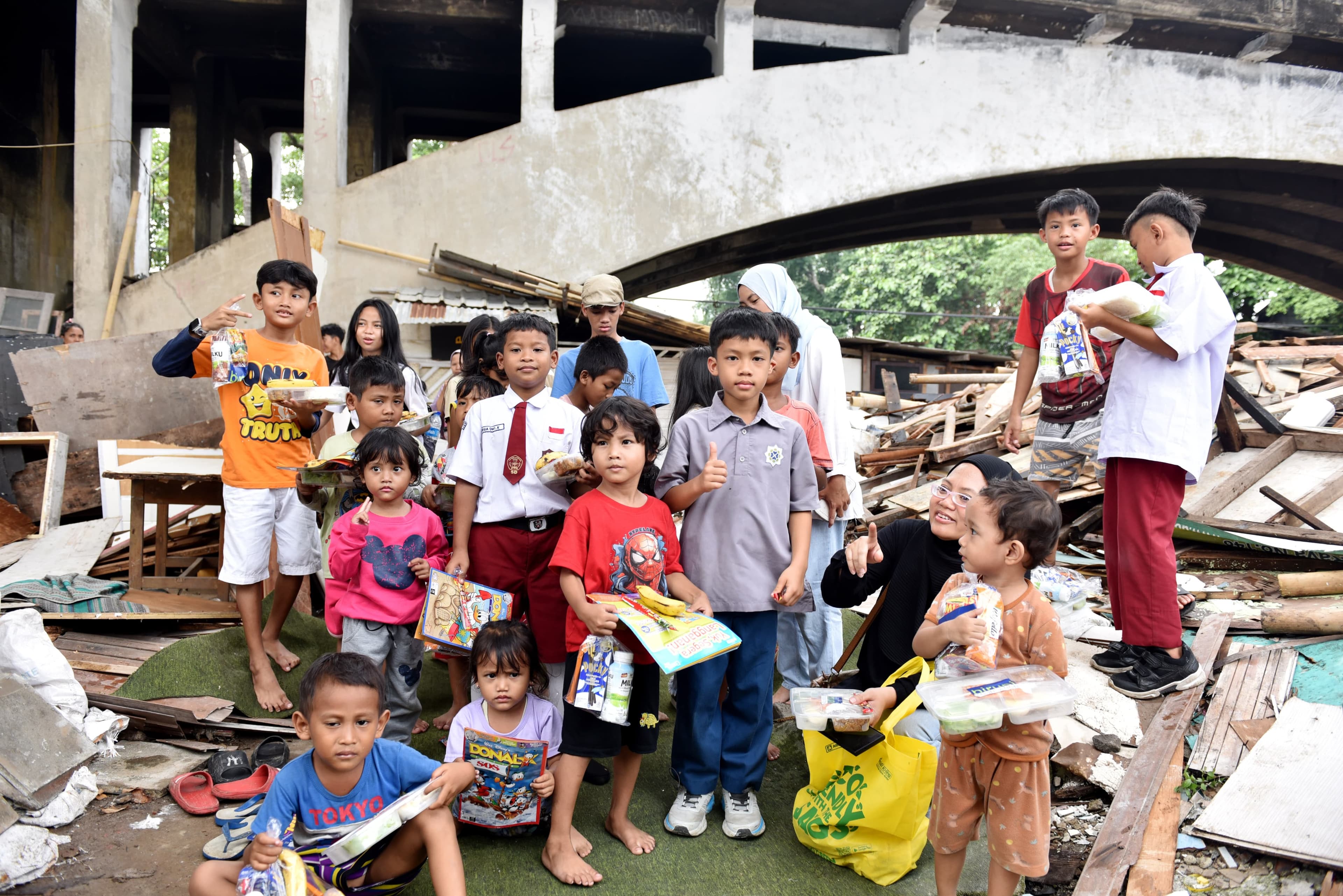 Rayakan Sumpah Pemuda, Biruni Foundation Ajak Anak-anak di Tepi Kali Ciliwung Berani Bermimpi dan Cinta Belajar