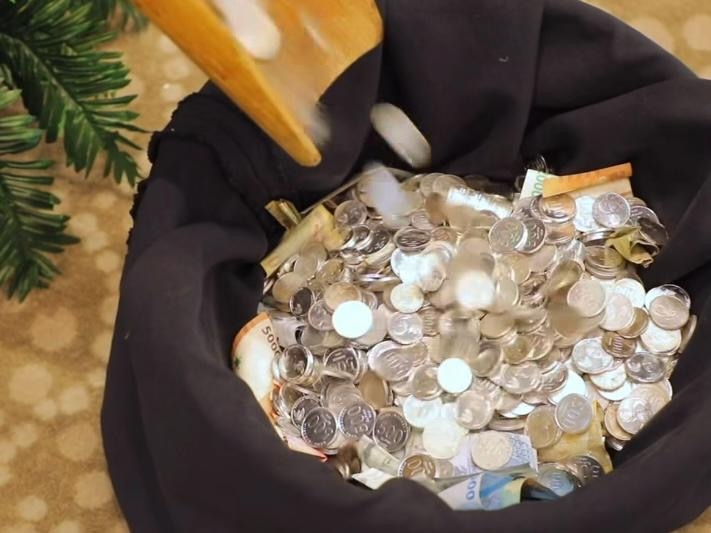 Karyawan ASG Tuang Celengan Bambu di Dalam Gedung, Koin Bergulir Jadi Simbol Kebaikan