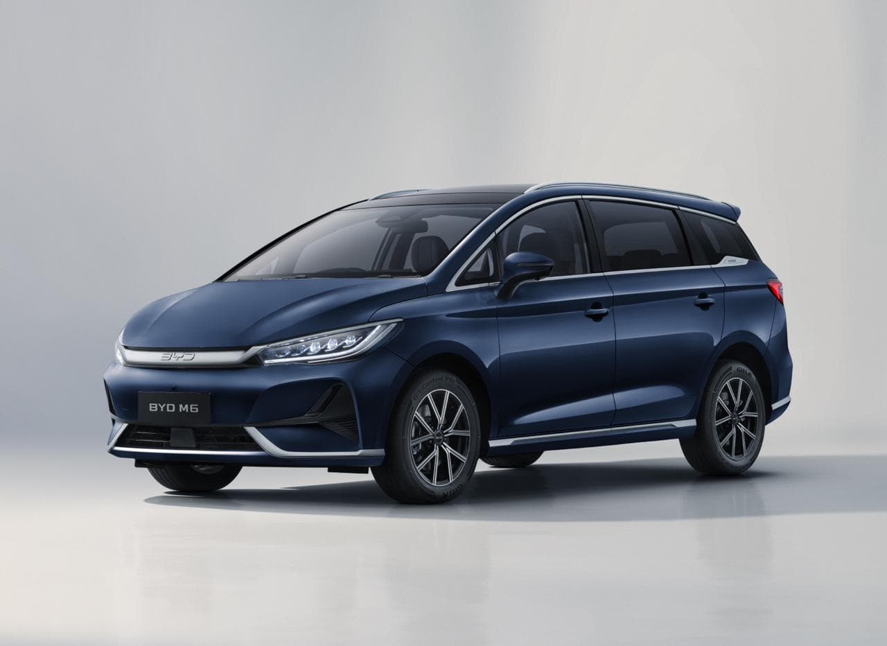 Cara Mengisi Daya Mobil Listrik BYD M6 dengan Benar dan Efisien