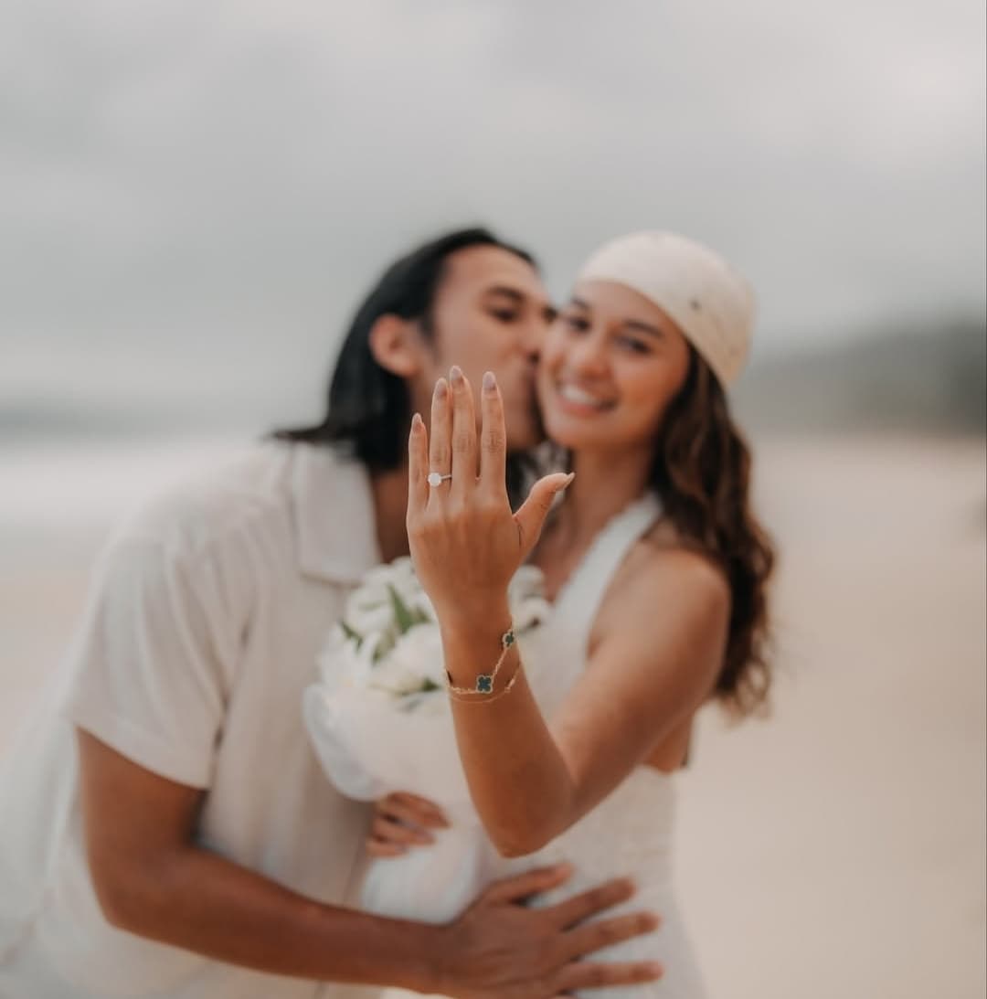 Sean Gelael Lamar Hana Malasan di Pinggir Pantai dengan Sentuhan Unik