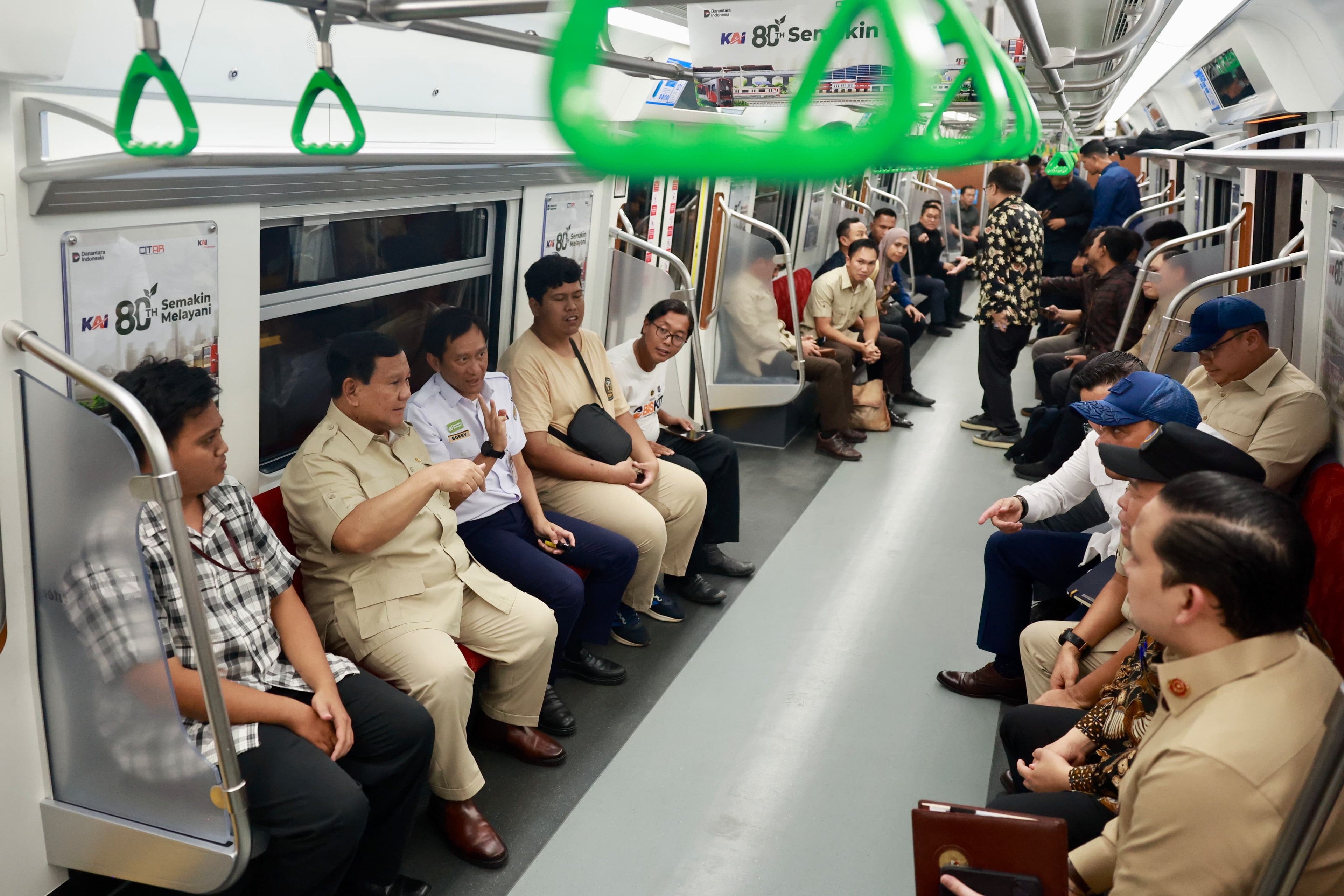 Momen Hangat Prabowo dengan Warga Saat Naik KRL dari Manggarai ke Tanah Abang