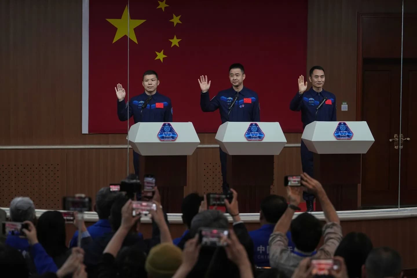 Astronot China Tertunda Pulang ke Bumi Akibat Dugaan Tabrakan dengan Serpihan Antariksa
