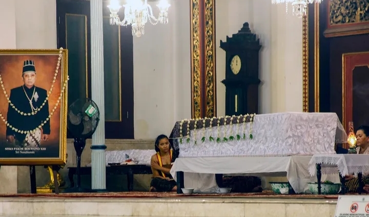 Jenazah Raja Pakubuwono XIII Disemayamkan Selama Tiga Hari, Apa Hukum Menginapkan Jenazah dalam Islam?