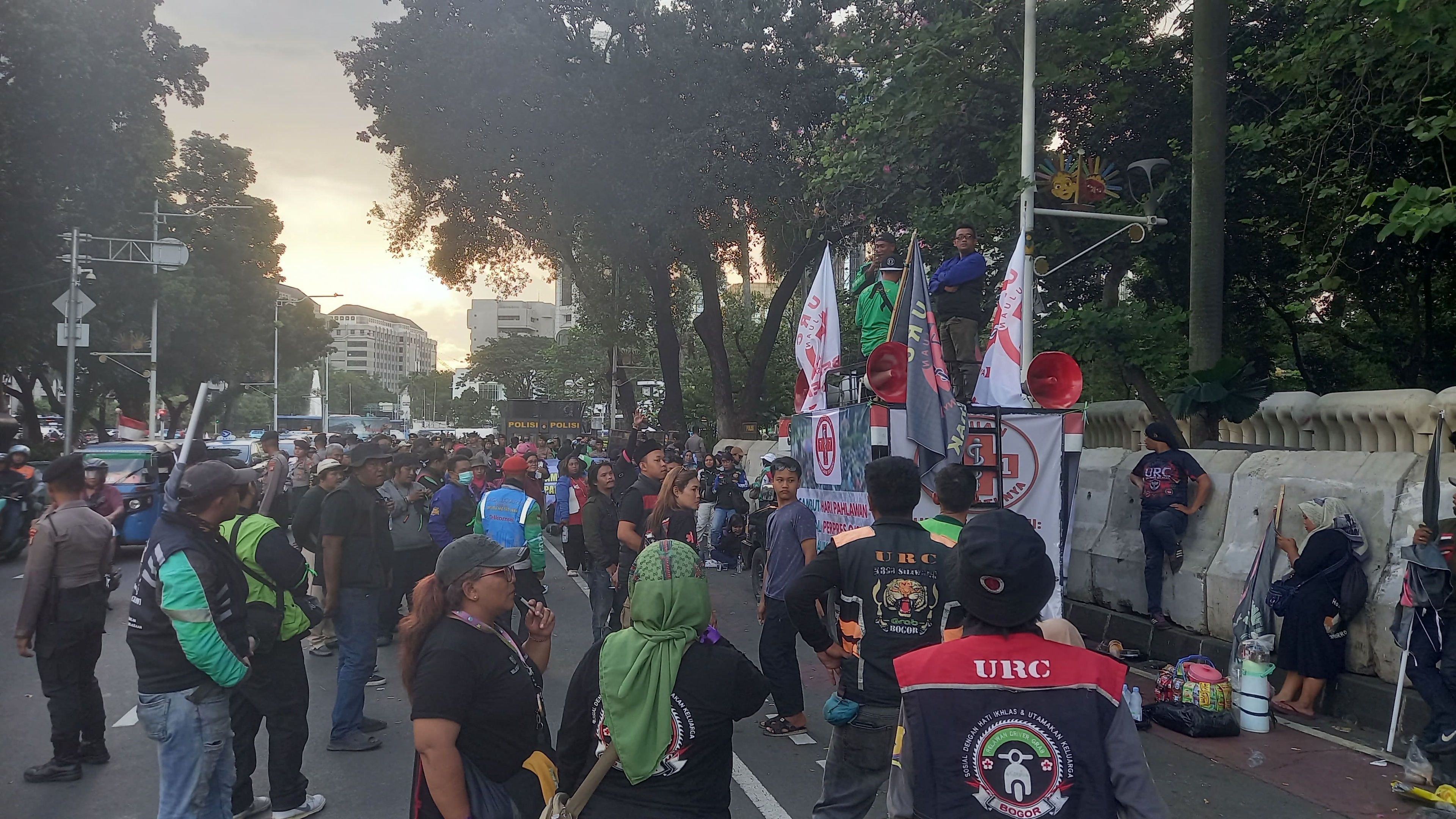 Ribuan Ojol Tolak Potongan Aplikasi Jadi 10 Persen dan Status Pekerja, Ini Alasannya