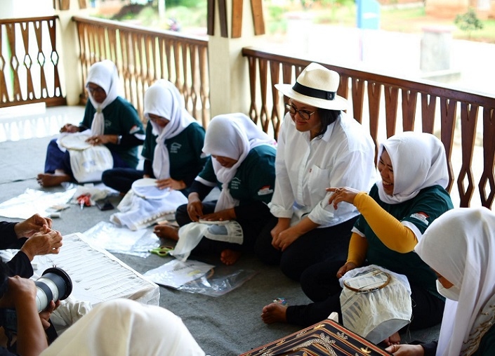 Desa Negeri Katon Kembangkan Tapis Lampung Bersama Astra