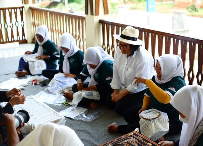 Desa Negeri Katon Kembangkan Tapis Lampung Bersama Astra