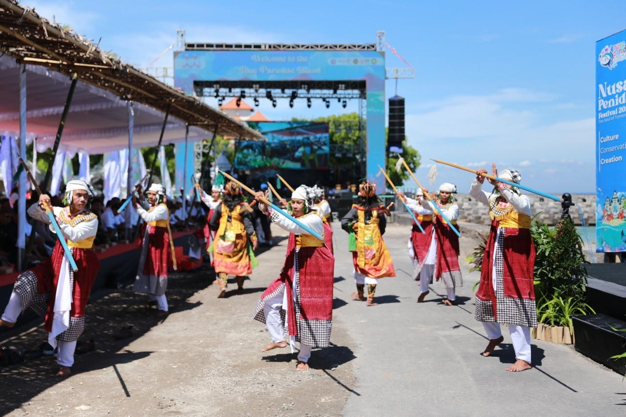 Semarak Tari Pendet Pasepan Buka Nusa Penida Festival 2025