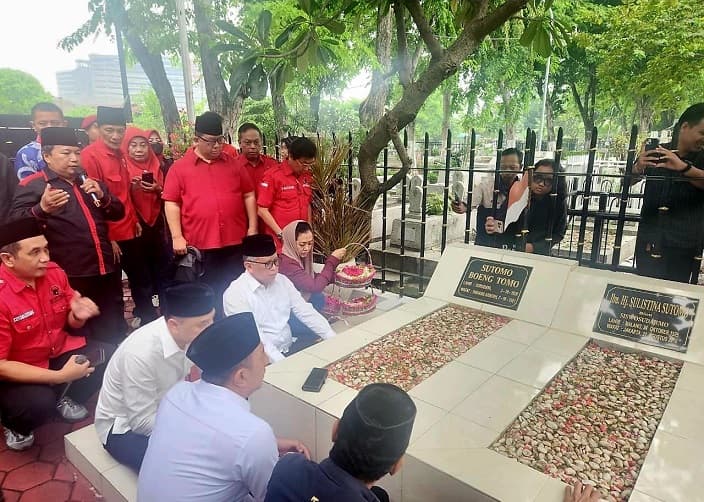 Ziarah Makam Bung Tomo, Sekjen PDIP Hasto Kristiyanto: Pahlawan Bukan Lahir dari Keputusan Politik