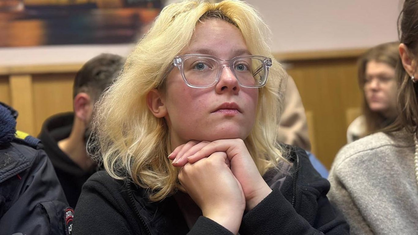 Penyanyi Jalanan Rusia Dihukum Tambahan Penjara karena Nyanyikan Lagu Anti-Perang