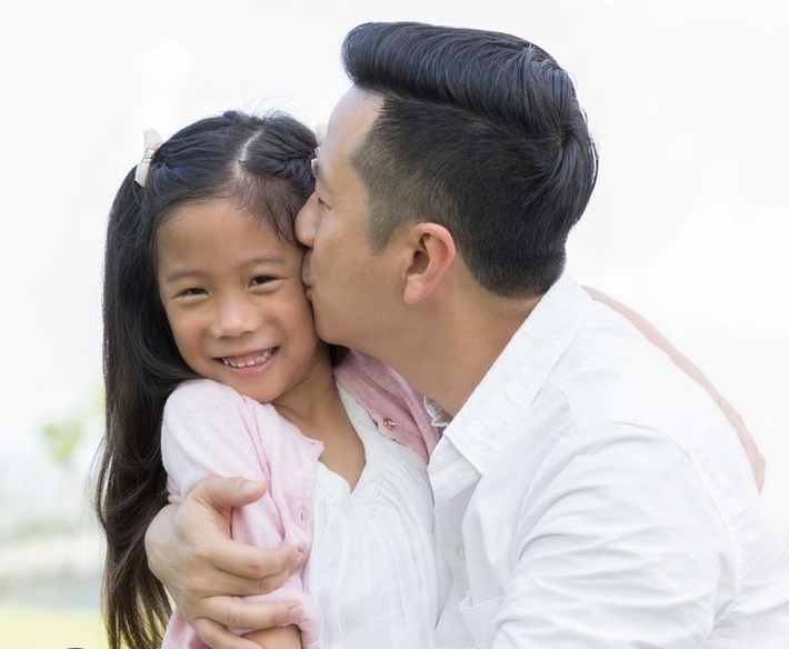 Hukum Laki-laki Dewasa Mencium Anak Perempuan Non Mahrom dalam Islam: Haram