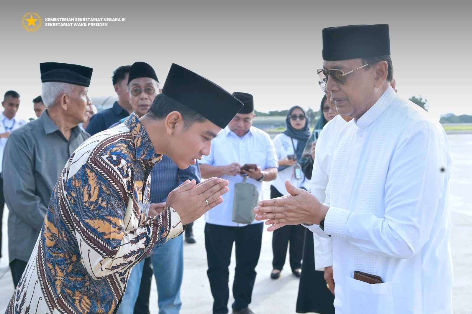 Gibran Ikut Lepas Keberangkatan Jenazah Istri Wiranto untuk Dimakamkan di Solo