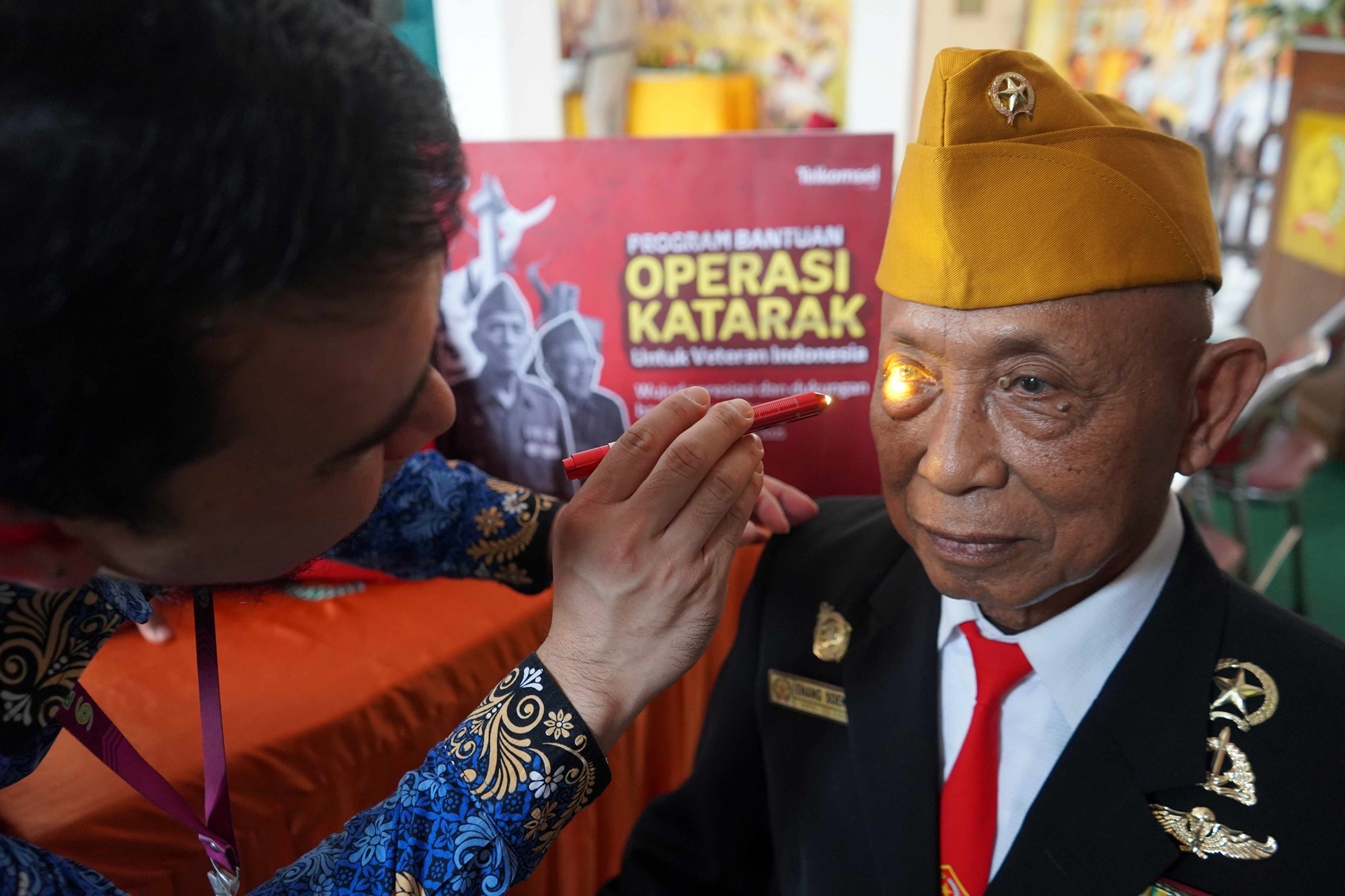 Telkomsel dan Kitabisa Laksanakan Program 'Visi untuk Pahlawan' Wujudkan Operasi Katarak bagi 20 Veteran dan Keluarga di Surabaya