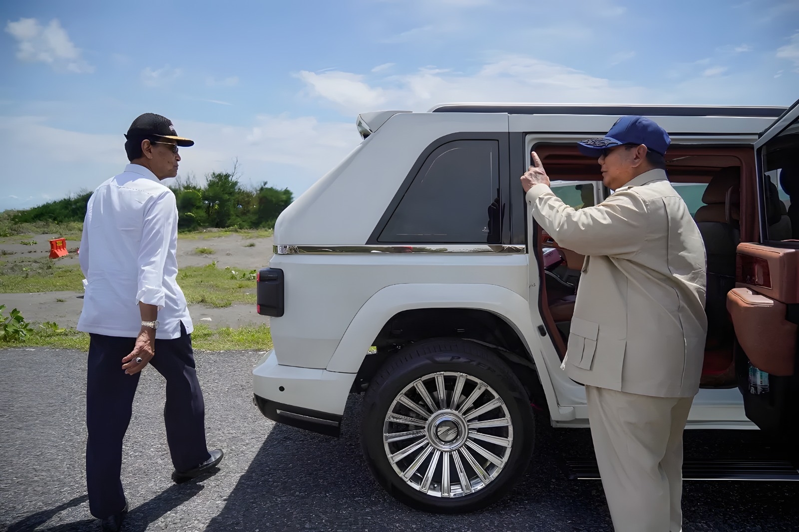 Momen Kompak Prabowo dan Sri Sultan Semobil “Maung” Saat Menuju Peresmian Jembatan Banaran